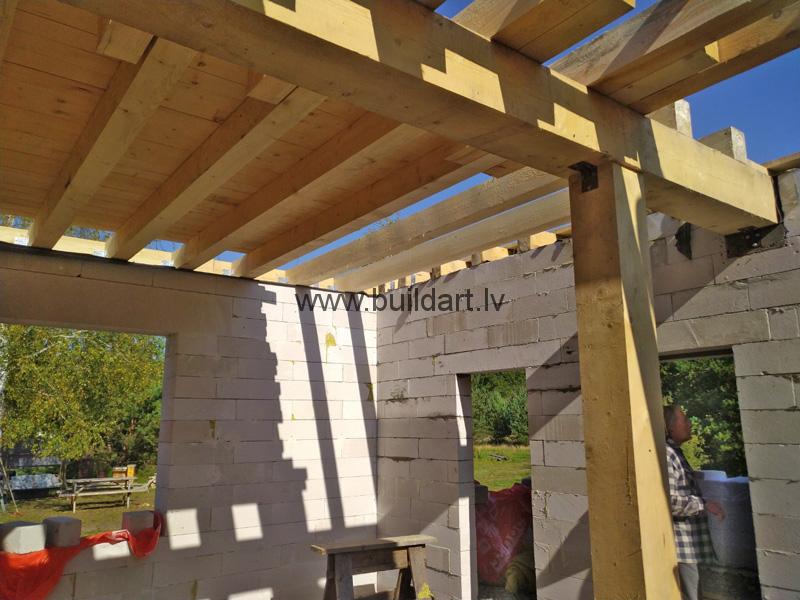 Gāzbetona sienu pašrocīga būvēšanaDzīvojamās mājas būvēšana pašu spēkiem - sijas balstītas uz koka pasijas 30x30cm