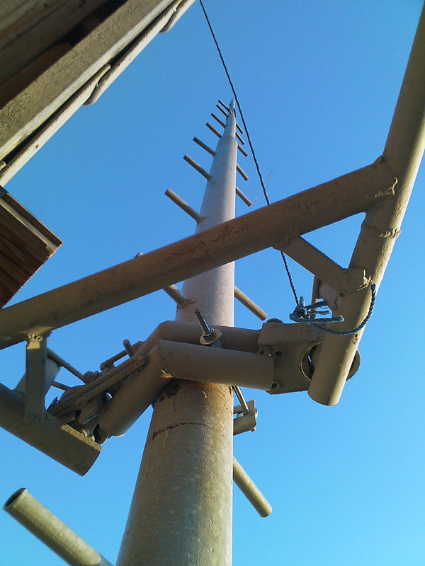 Vēja ģeneratora masta celšanas process