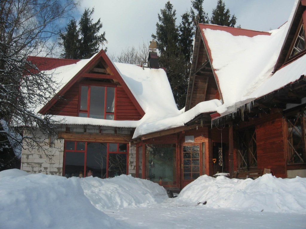 Dzīvojamā ēka ziemā Dzīvojamā ēka ziemā