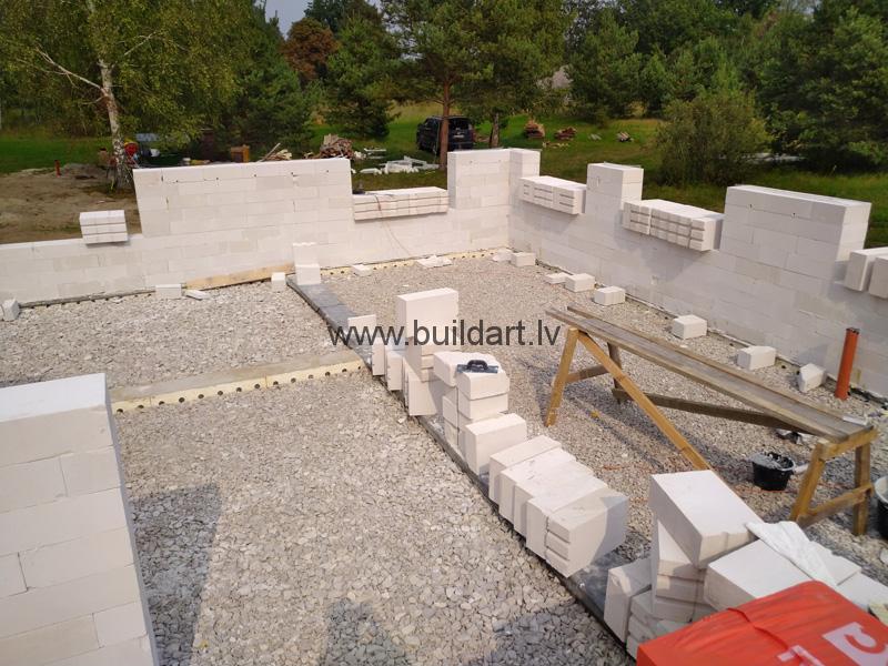 Dzīvojamās mājas būvēšana pašu spēkiem - sienu mūrēšana sokas raiti