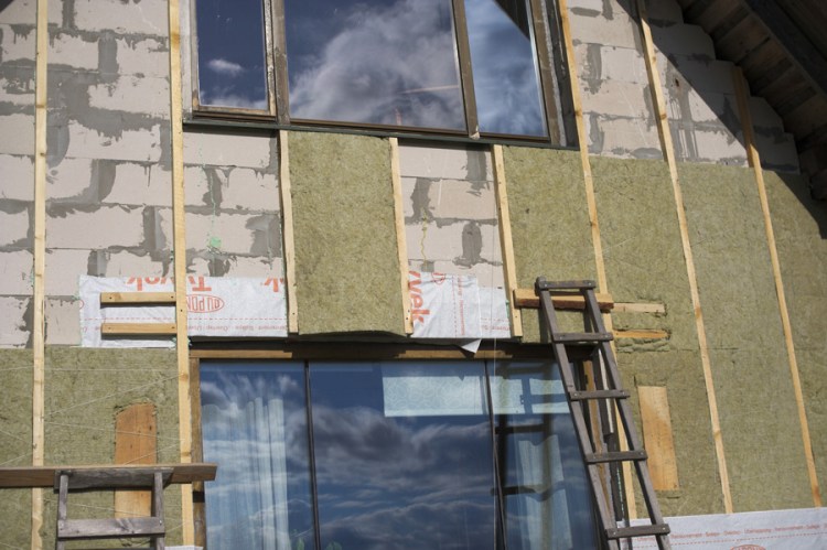 Mājas projekts "Ansis", projekta realizācijas process - fasāžu apdare, siltināšana pašu spēkiem