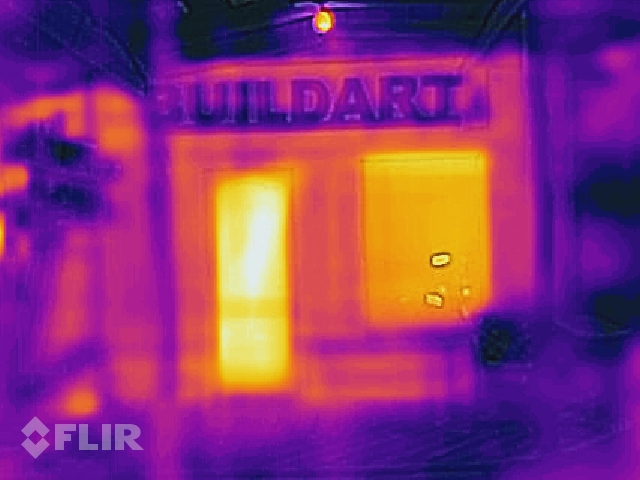 Skats uz darbnīcu no ārpuses - koka pildiņu durvis siltumu izolē sliktāk, kā trijkāršā stiklpakete loga ailā, bez rāmja - redzams, ka loga ailai nav aukstumtiltiņu ailas perimetrā