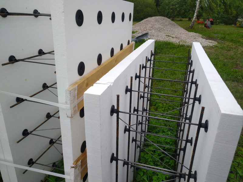 Dzīvojamās mājas projekta būvniecības procesa bildes - putuplasta veidņi