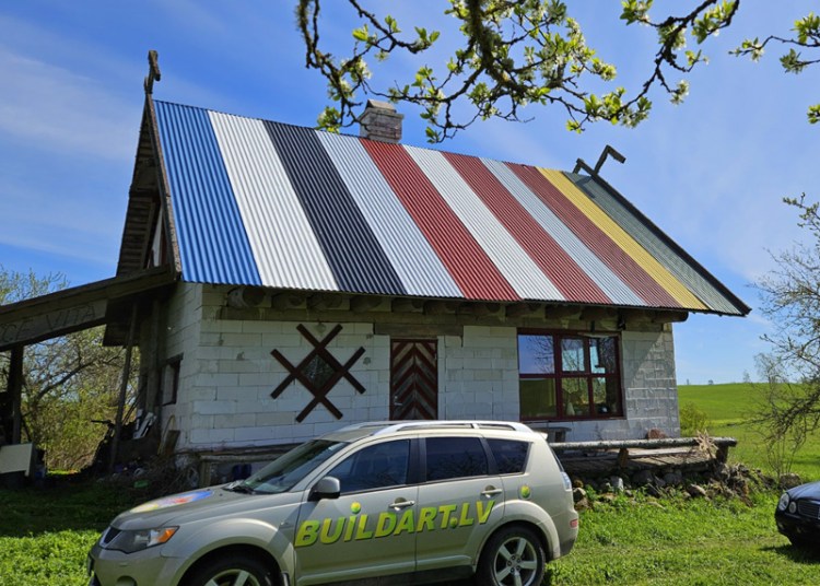 Mājas ar rakstainiem jumtiem