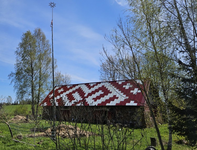 Mājas ar rakstainiem jumtiem