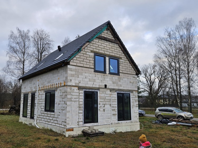 Mājas projekts "Aldis Black" - uzbūvētās ēkas foto