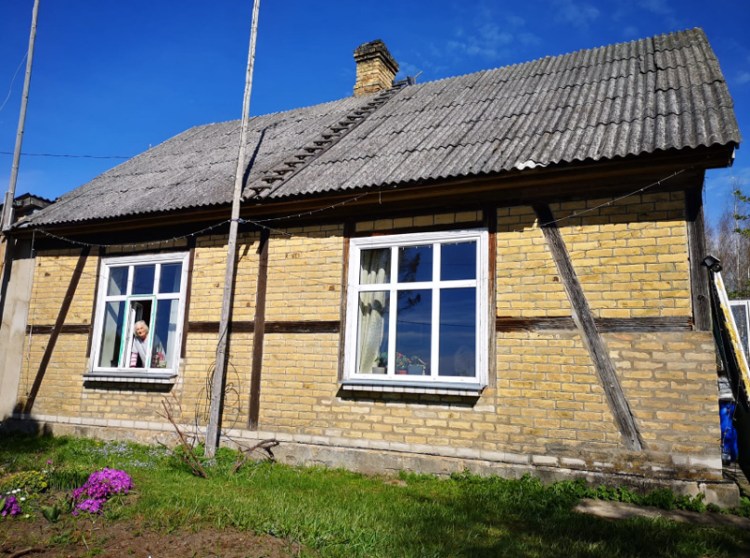 100 gadus sena dzīvojamā māja