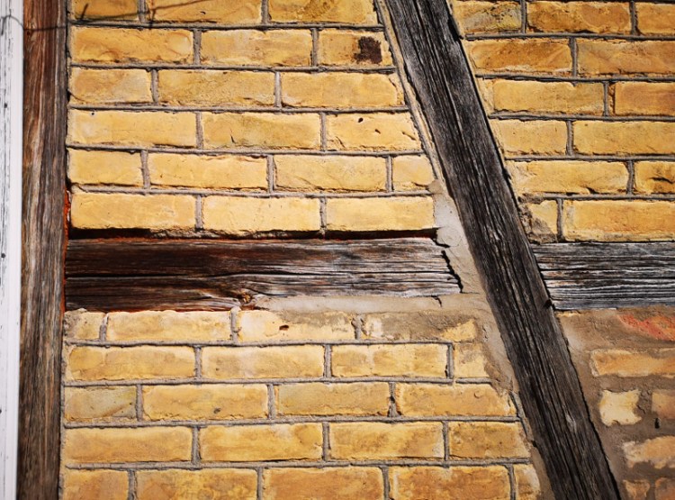 100 gadus sena dzīvojamā māja